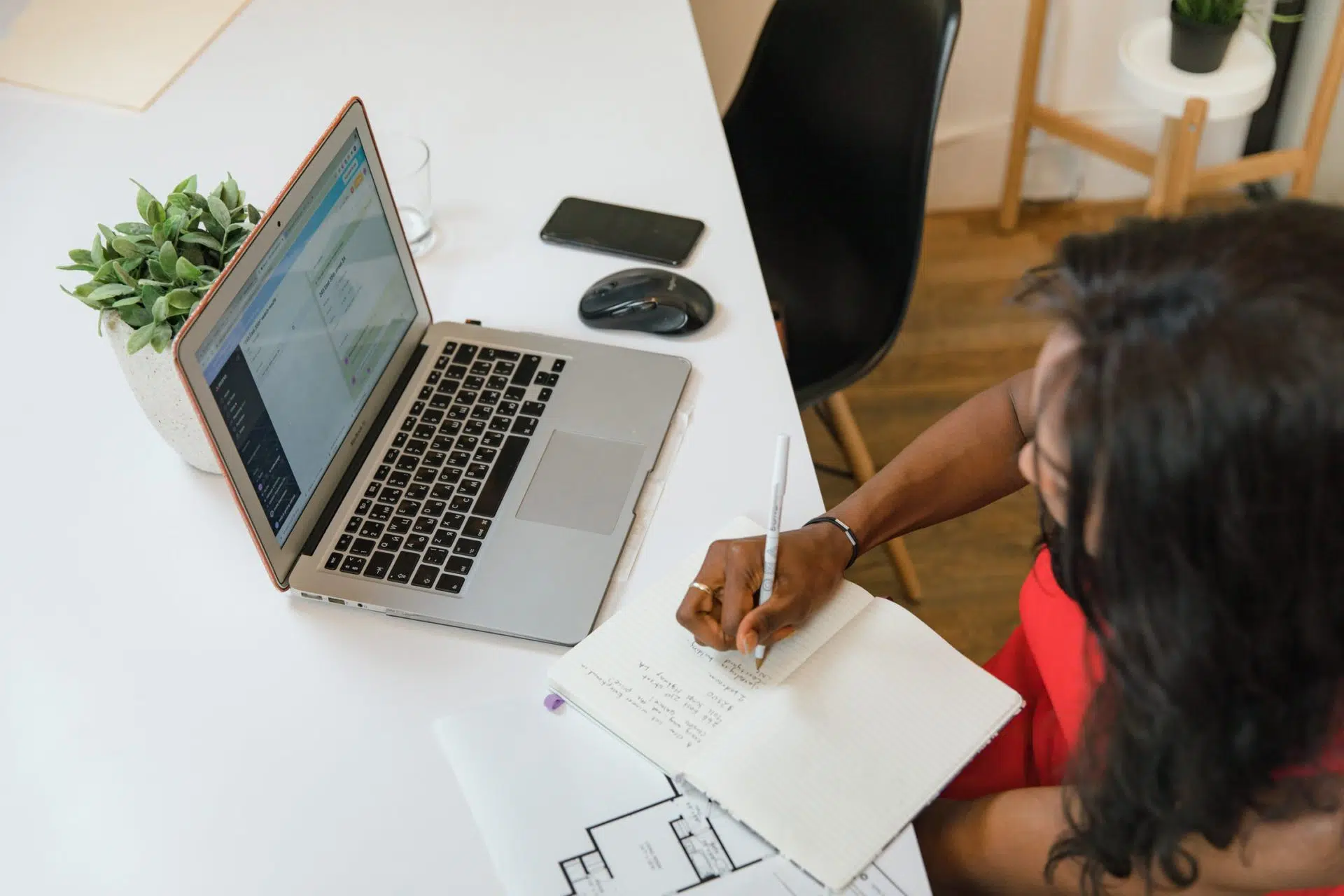 woman using contract management best practices